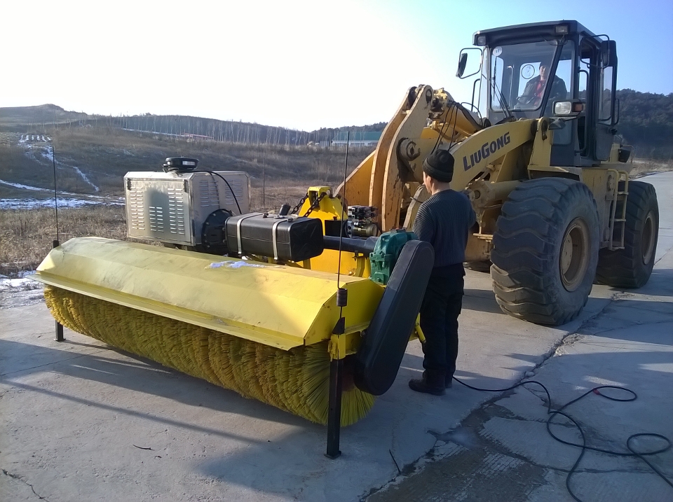 壹喜自帶動(dòng)力滾刷掃雪機(jī)安裝現(xiàn)場(chǎng)